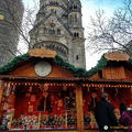 Christmas market stalls (1738 návštěv) Kaiser-Wilhelm Memorial Church towering over the Christmas market Christmas market stalls